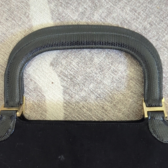 Elegant Black Handbag - Picture 3 of 8